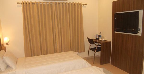 Hotel The Evergrand Palace Rajkot Esterno foto