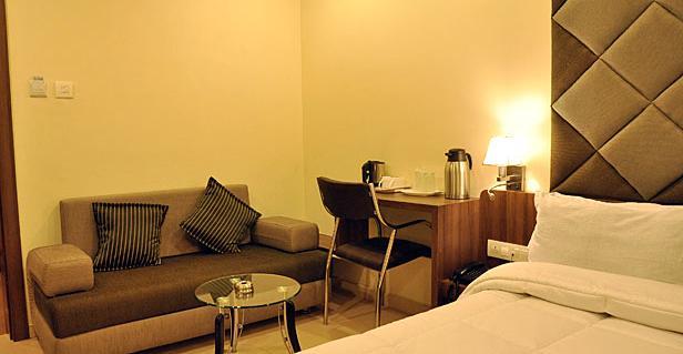 Hotel The Evergrand Palace Rajkot Esterno foto