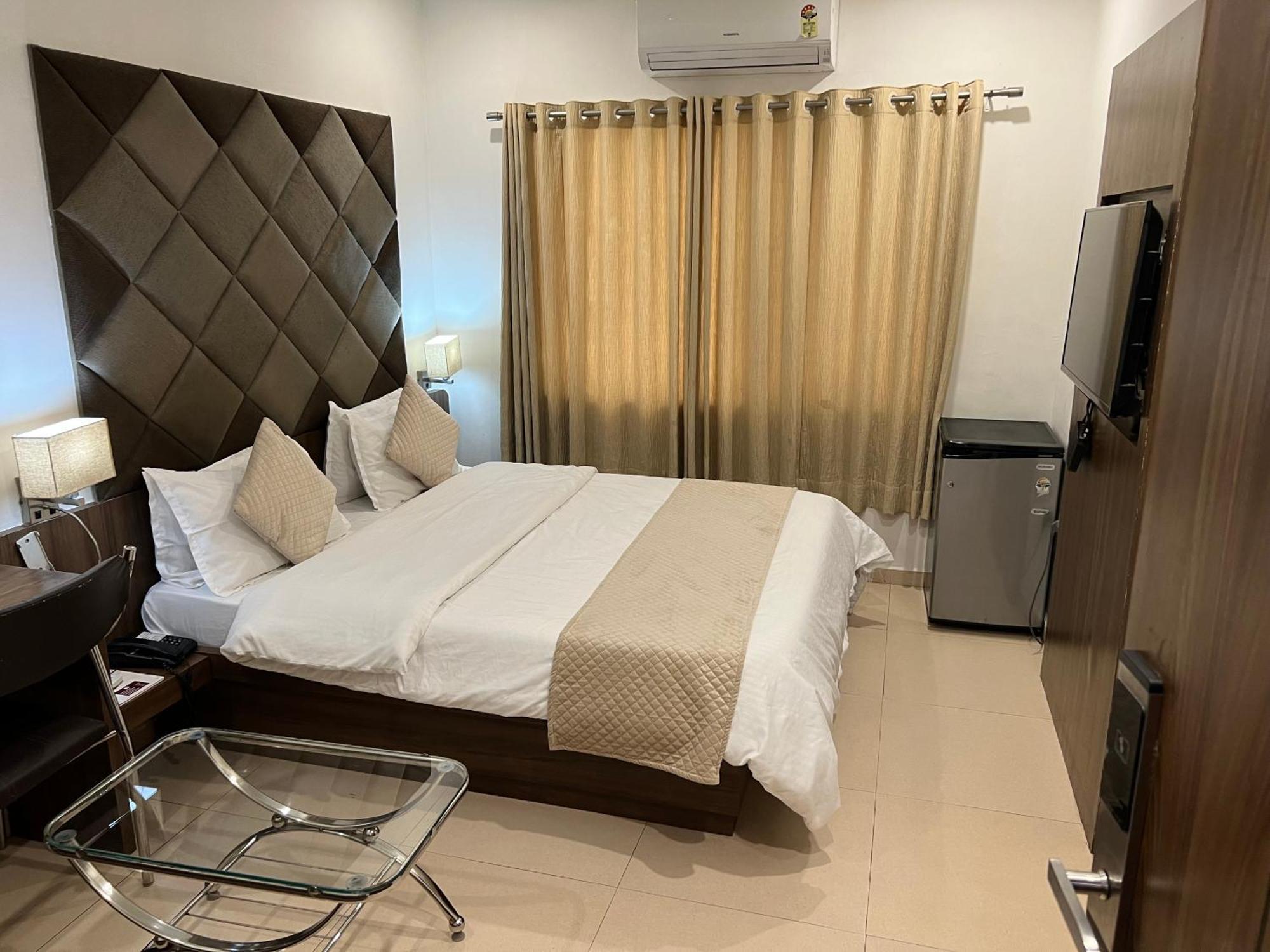 Hotel The Evergrand Palace Rajkot Esterno foto