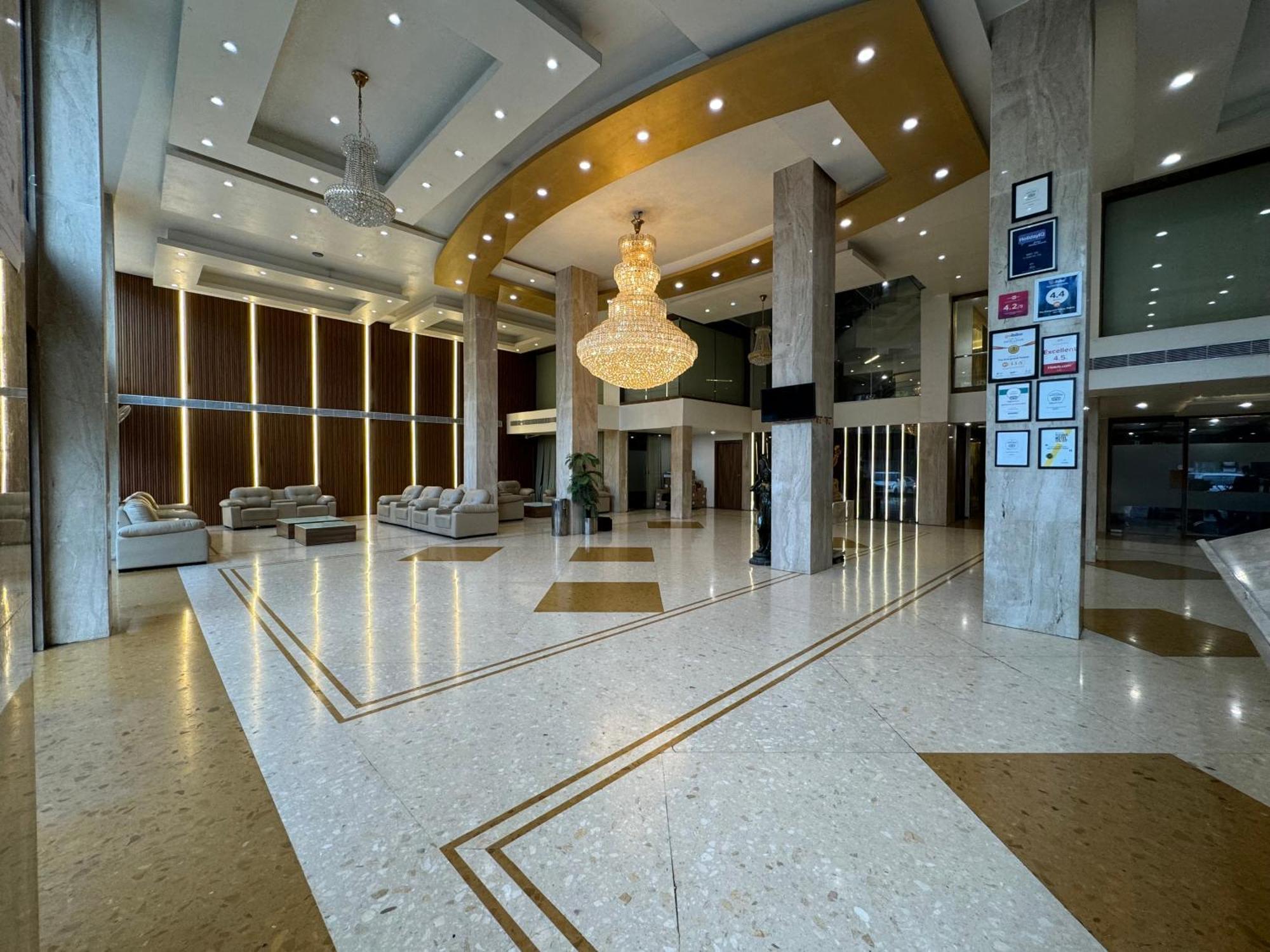 Hotel The Evergrand Palace Rajkot Esterno foto