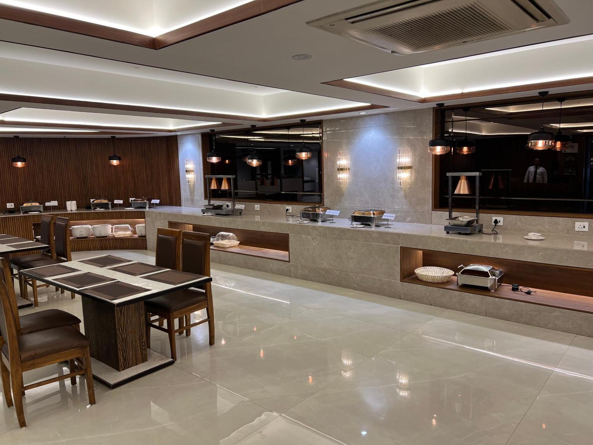 Hotel The Evergrand Palace Rajkot Esterno foto