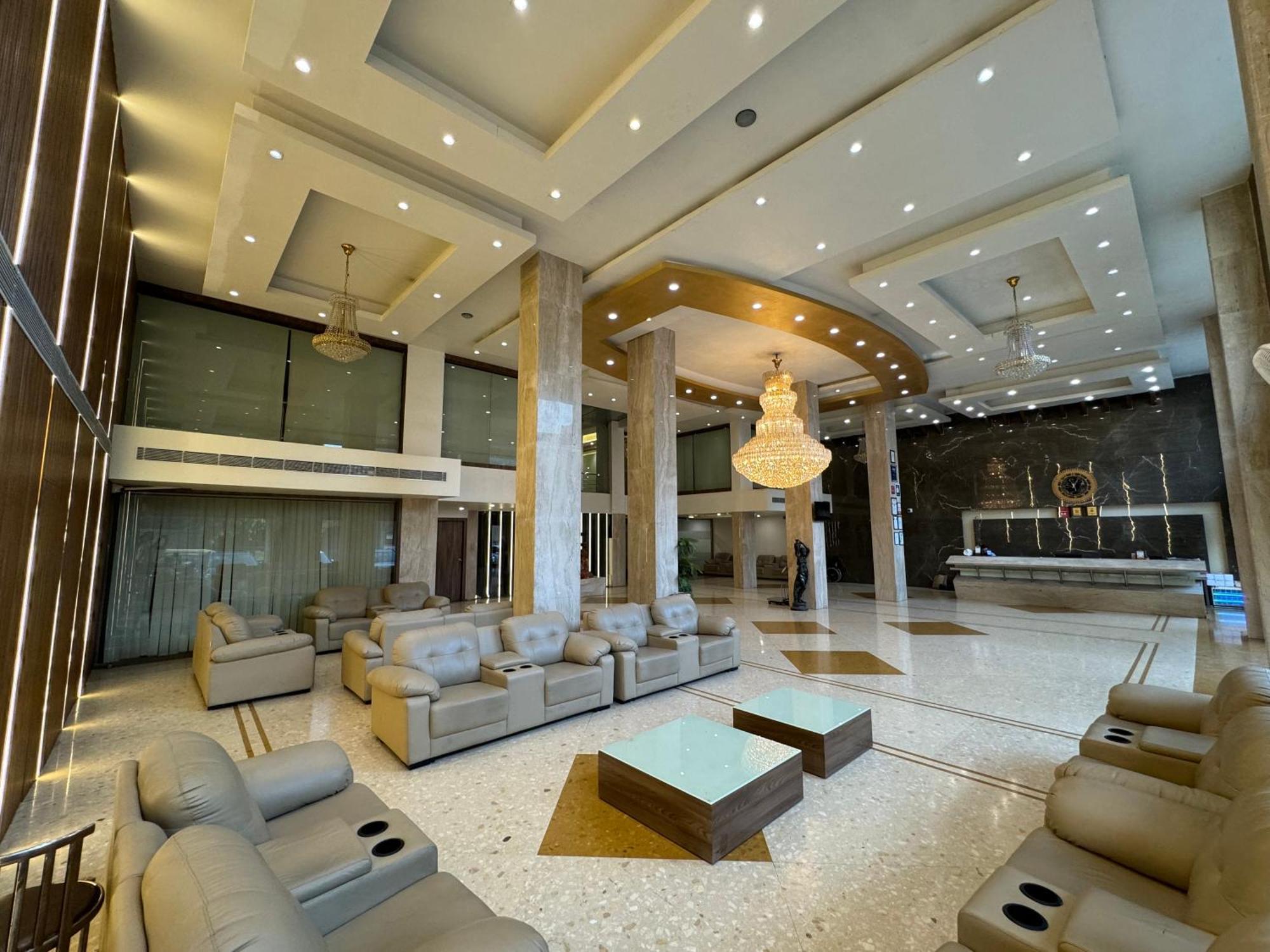 Hotel The Evergrand Palace Rajkot Esterno foto