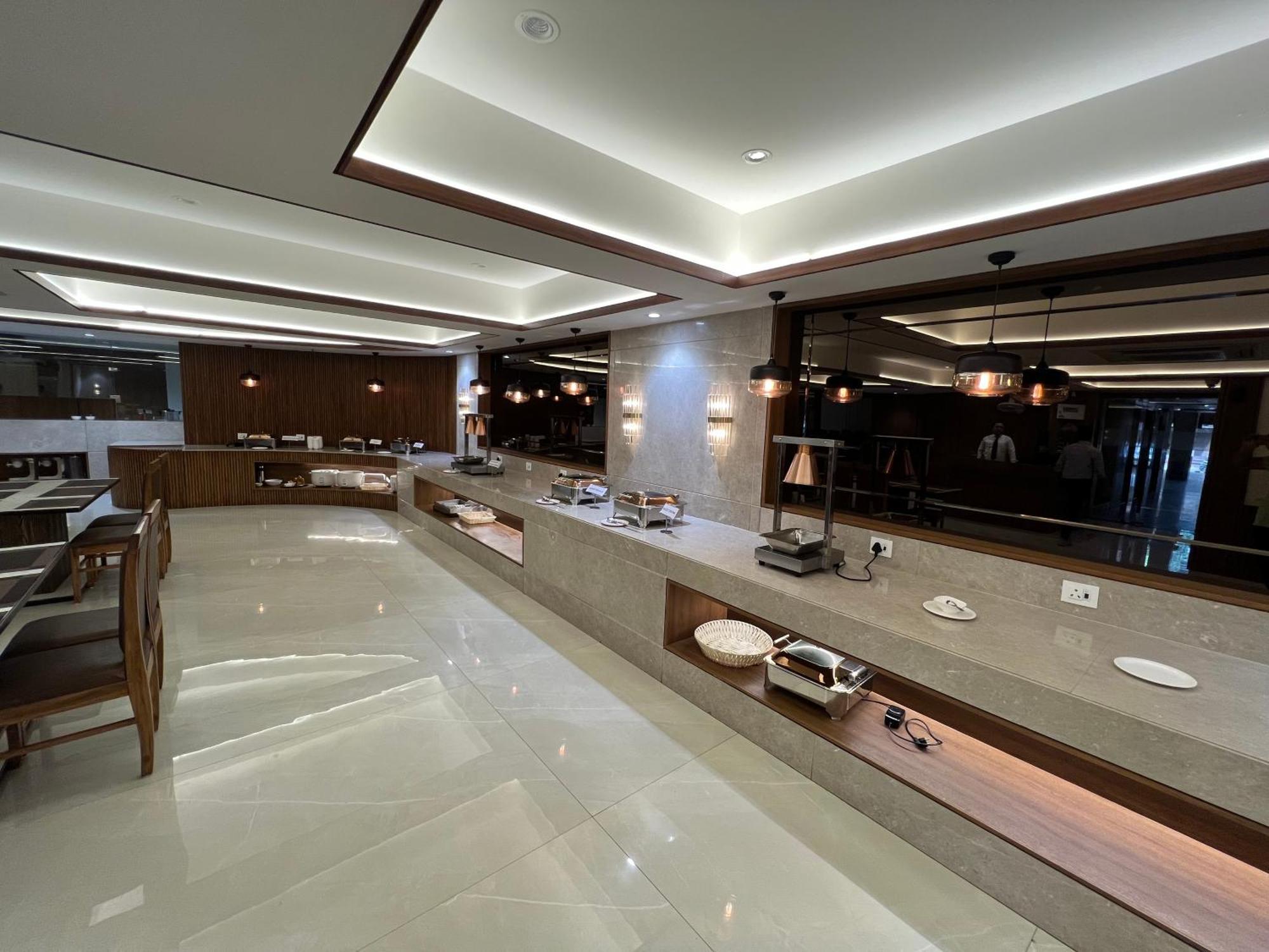 Hotel The Evergrand Palace Rajkot Esterno foto