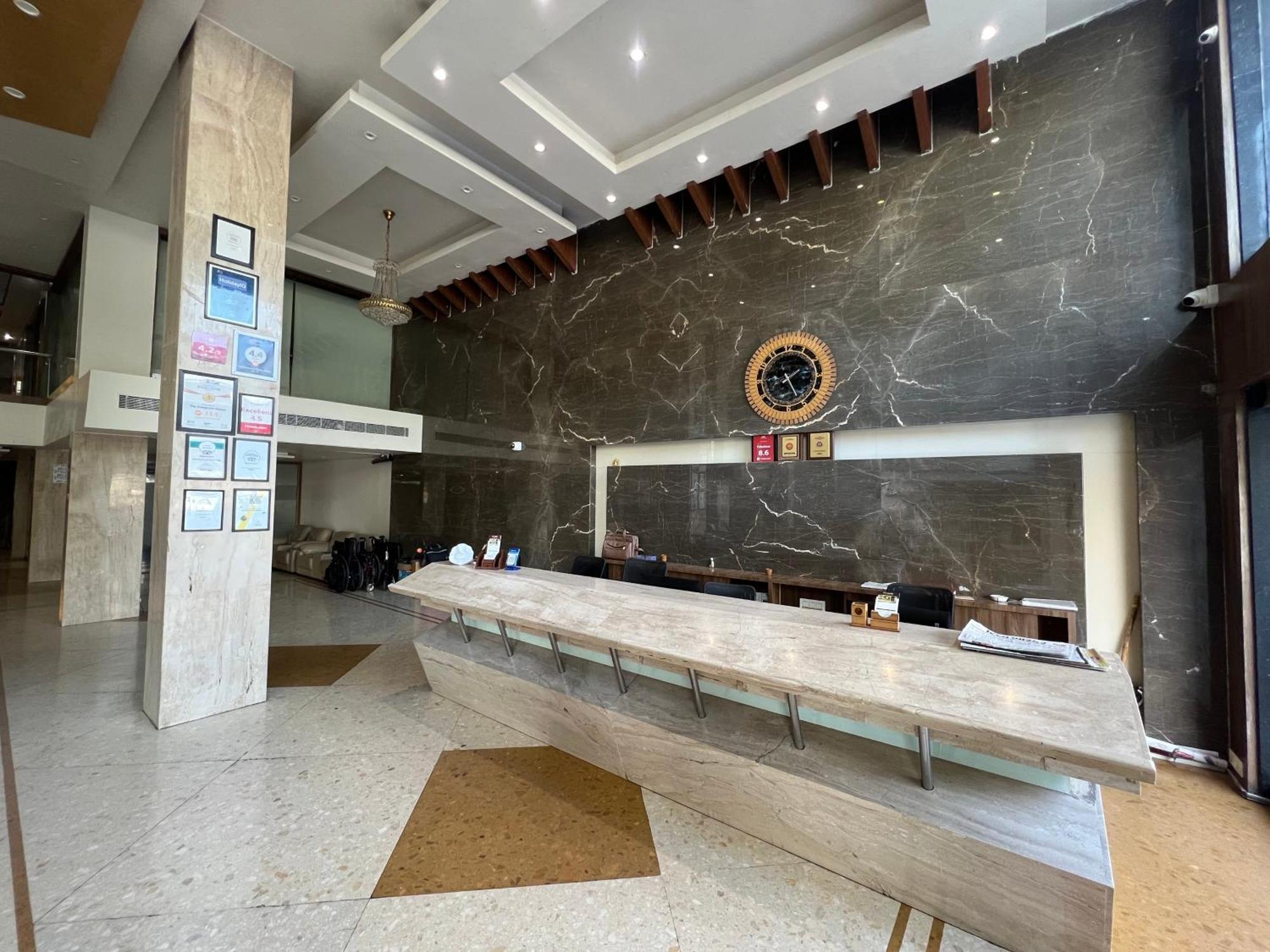Hotel The Evergrand Palace Rajkot Esterno foto