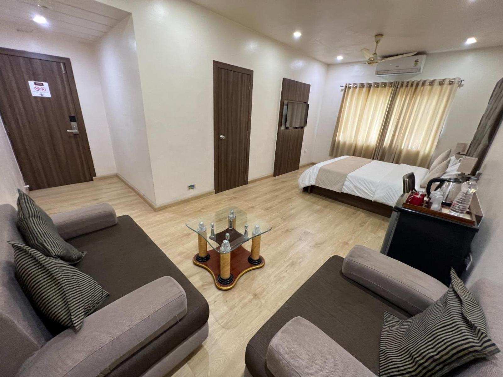 Hotel The Evergrand Palace Rajkot Esterno foto