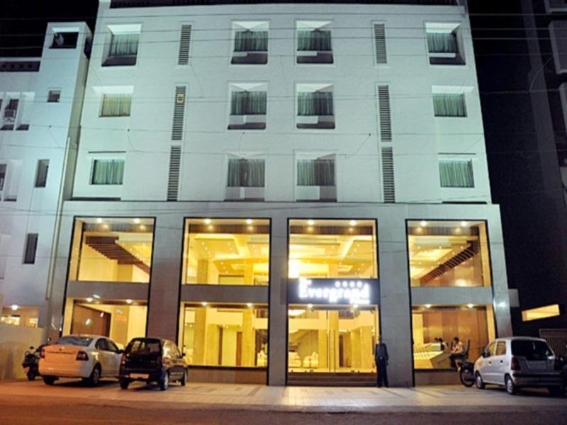 Hotel The Evergrand Palace Rajkot Esterno foto
