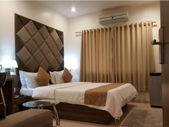 Hotel The Evergrand Palace Rajkot Esterno foto