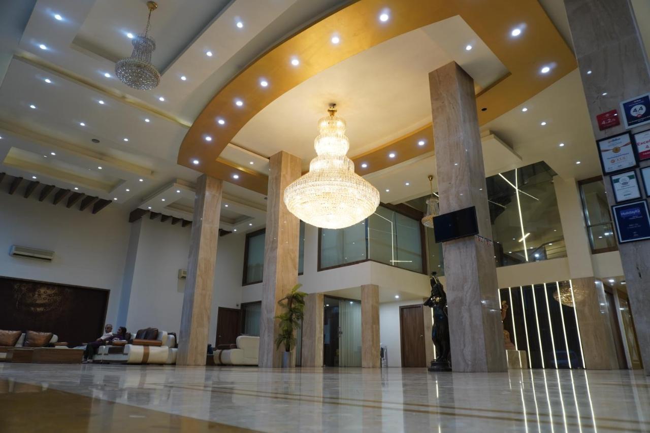 Hotel The Evergrand Palace Rajkot Esterno foto