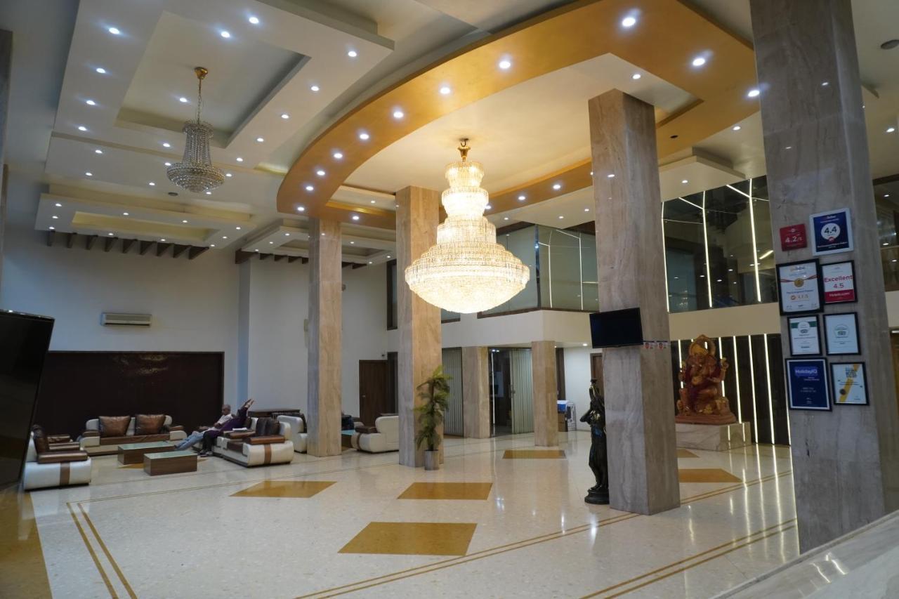 Hotel The Evergrand Palace Rajkot Esterno foto