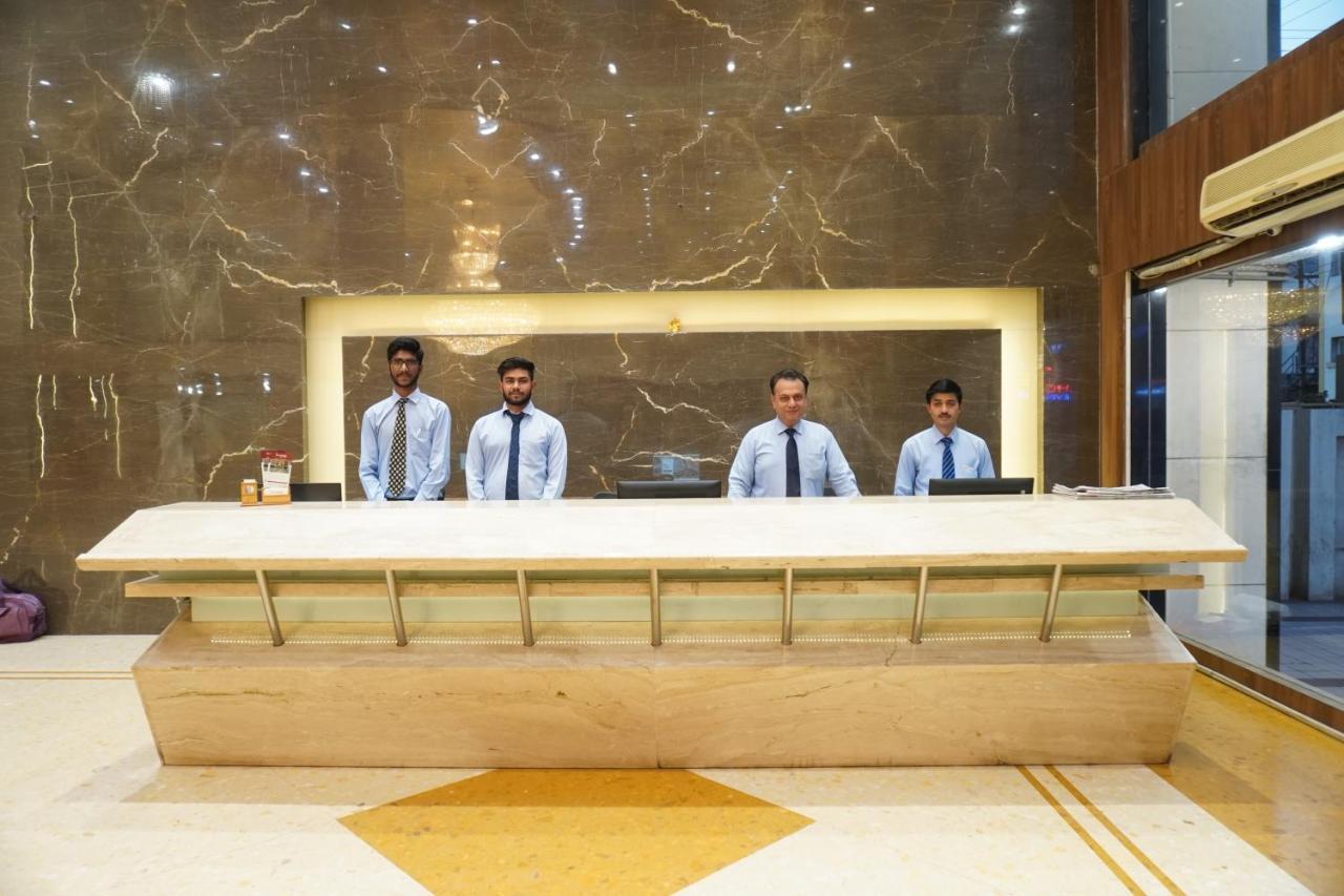 Hotel The Evergrand Palace Rajkot Esterno foto