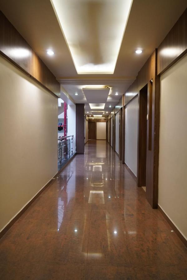 Hotel The Evergrand Palace Rajkot Esterno foto