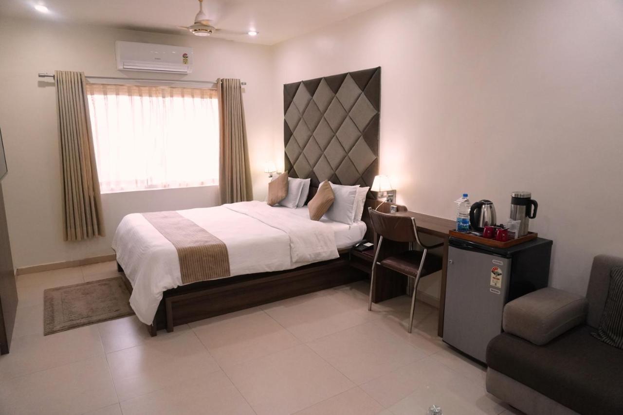 Hotel The Evergrand Palace Rajkot Esterno foto
